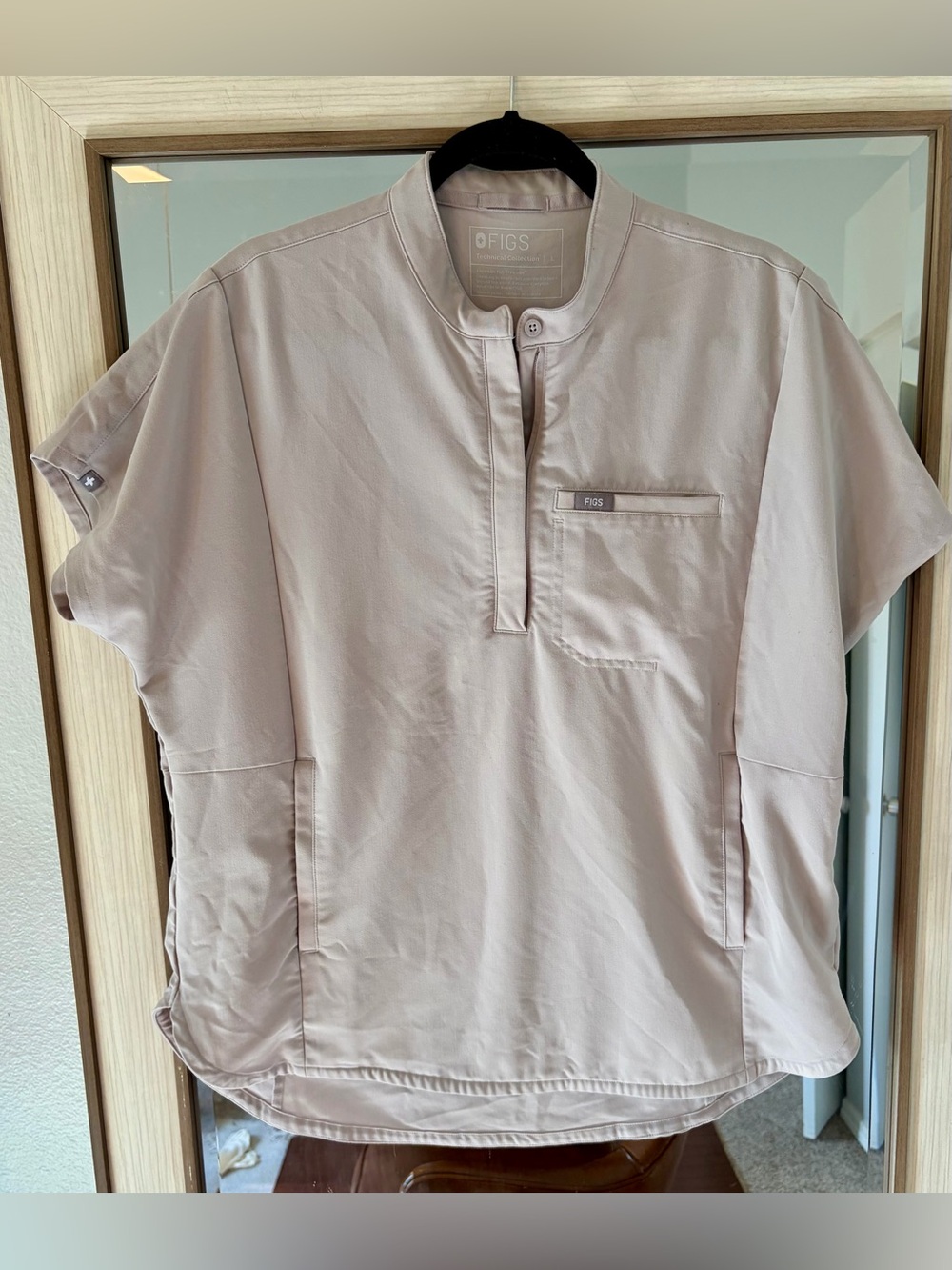 FIGS Montex Relaxed Scrub Top in Light Grey with a mock neck half Zip size Large